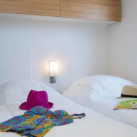 Mobile With Terrace At Domaine Les Muriers, Vendres-plage 펜션 방드르