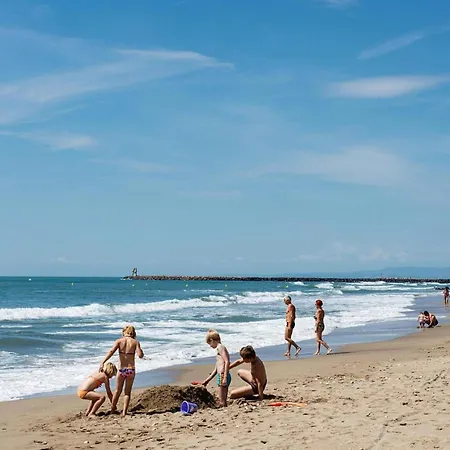 펜션 Mobile With Terrace At Domaine Les Muriers, Vendres-plage 방드르