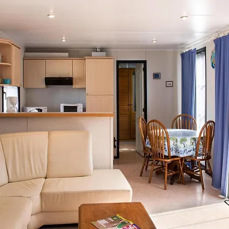 Mobile With Terrace At Domaine Les Muriers, Vendres-plage Ferienhaus Vendres
