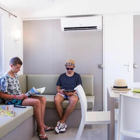 Mobile With Terrace At Domaine Les Muriers, Vendres-plage Ferienhaus